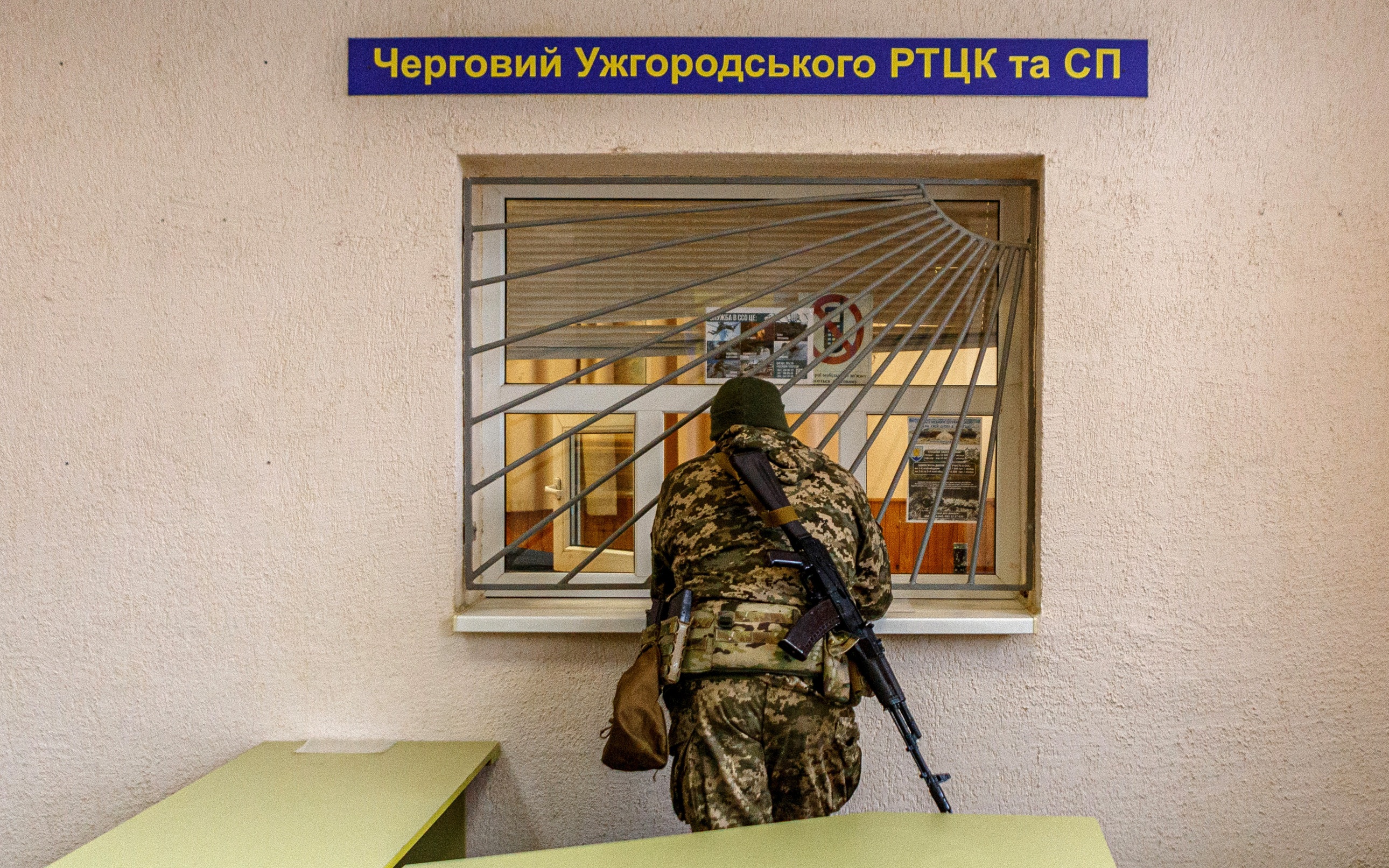 Сотрудник ТЦК в Одессе напал на ребенка, который бросал камни в автобус