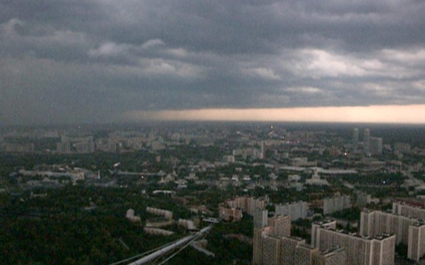 Москвичей предупредили о надвигающейся грозе и усилении ветра