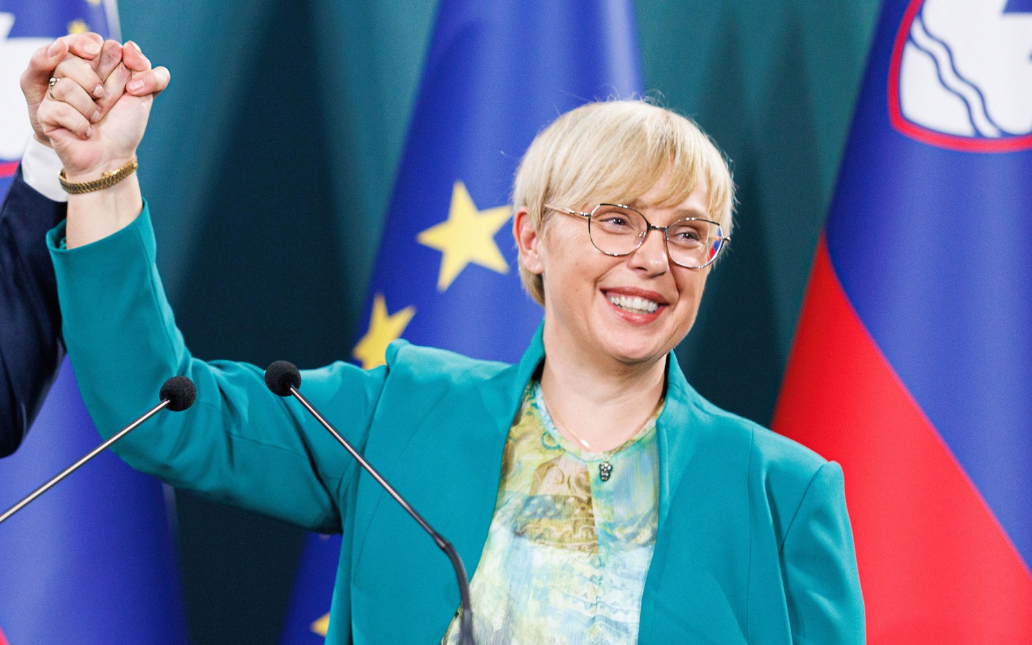 СМИ сообщили о скандале вокруг подруги президента Словении