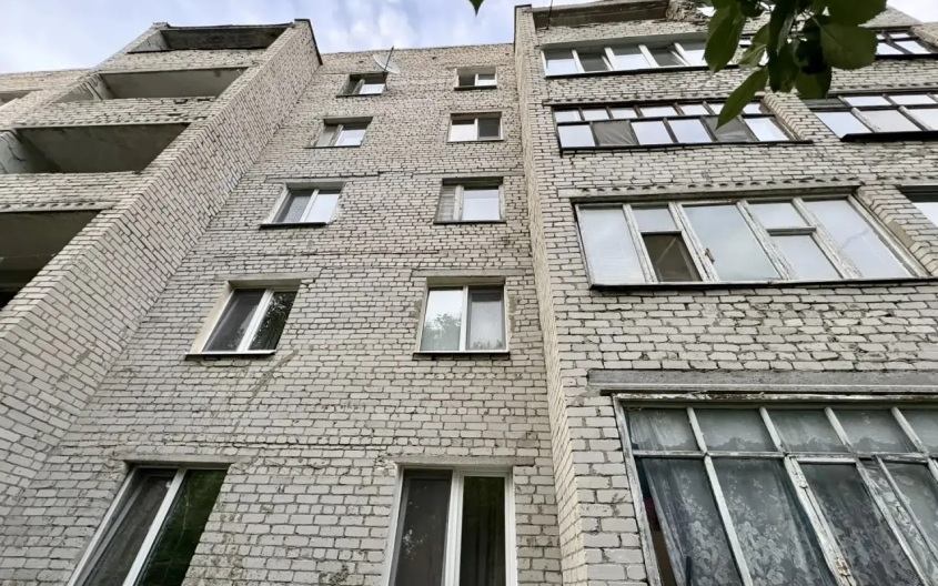 В Саратовской области двухлетний мальчик выпал с пятого этажа, он в больнице