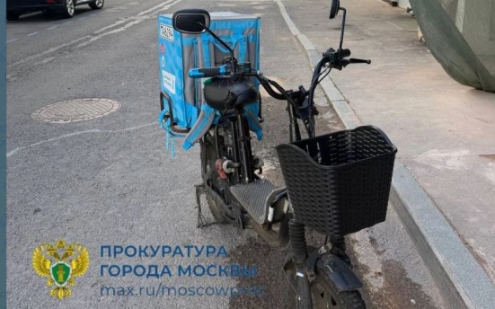 В центре Москвы курьер на электровелосипеде сбил ребенка