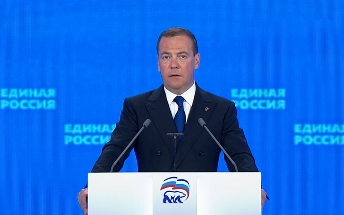 Медведев: колоссальное давление не мешает РФ идти к победе в СВО
