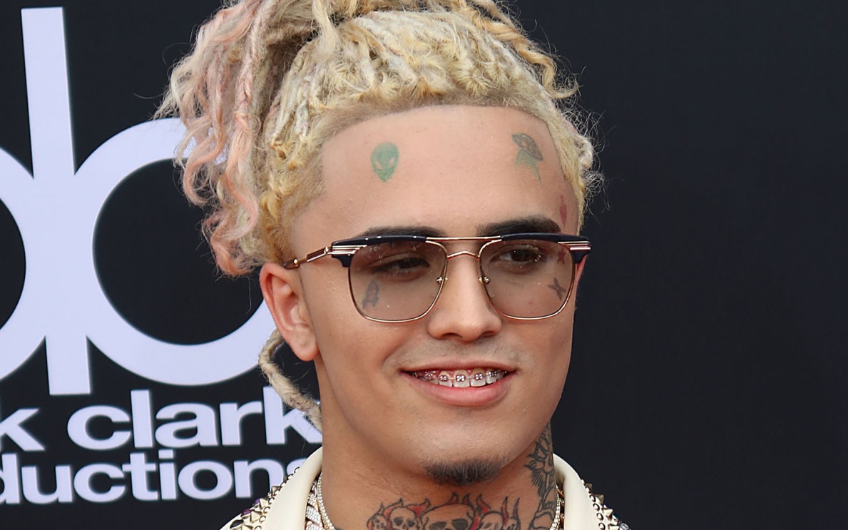 Американский рэпер Lil Pump вышел на сцену в Москве с гербом РФ
