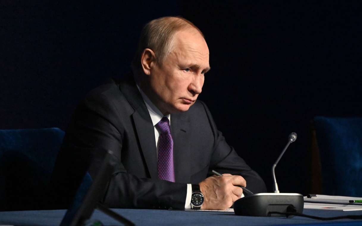 Путин заявил, что проблемы топливного рынка решаются под контролем премьера