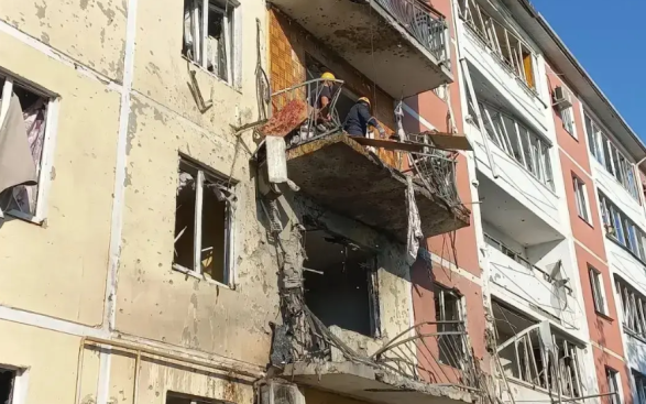 Жителей дома, поврежденного при ночной атаке ВСУ, временно переселят в гостинцу