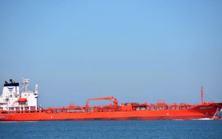 Танкер в Красном море загорелся после попадания неизвестного снаряда