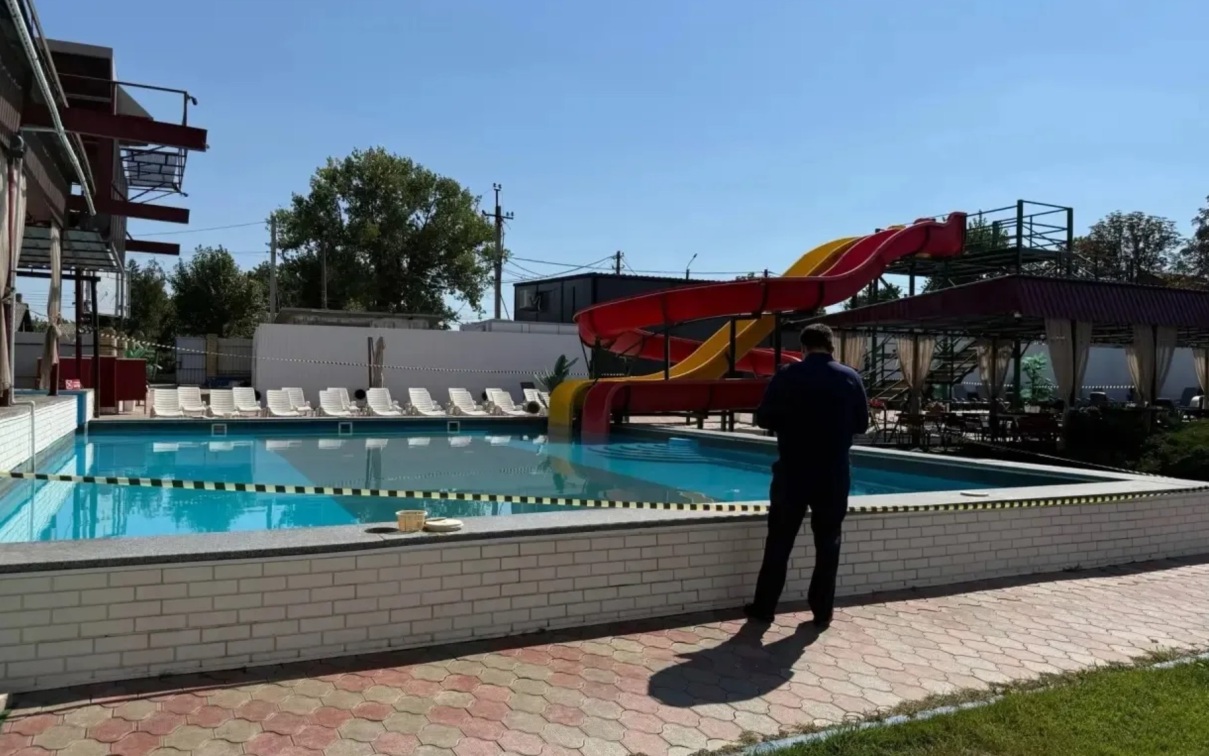 Ребенок едва не утонул в бассейне в ЛНР