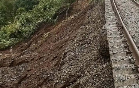 На Сахалине размыло участок железной дороги, движение поездов остановлено