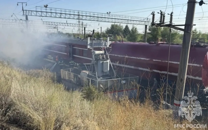 Пожарный поезд тушит ландшафтный пожар, вспыхнувший вдоль ж/д путей в Орске