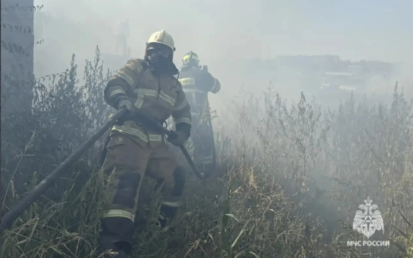 Крупный пожар тушат в гаражном кооперативе в Волгограде