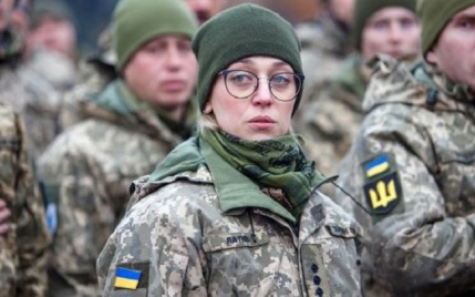 Женщины заменяют мужчин на тыловых должностях в ВСУ