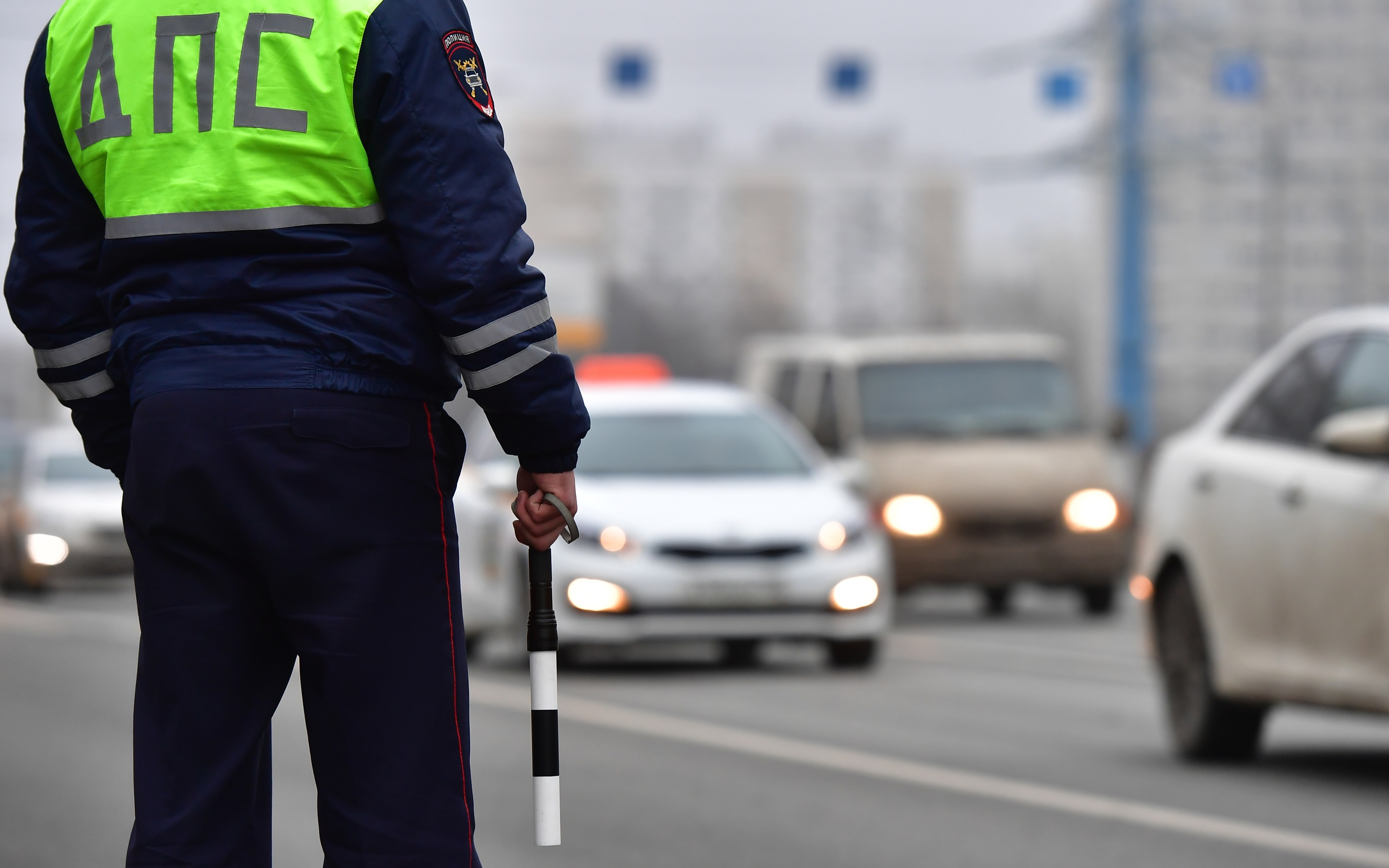 В Москве в ДТП с мотоциклом перевернулся легковой автомобиль