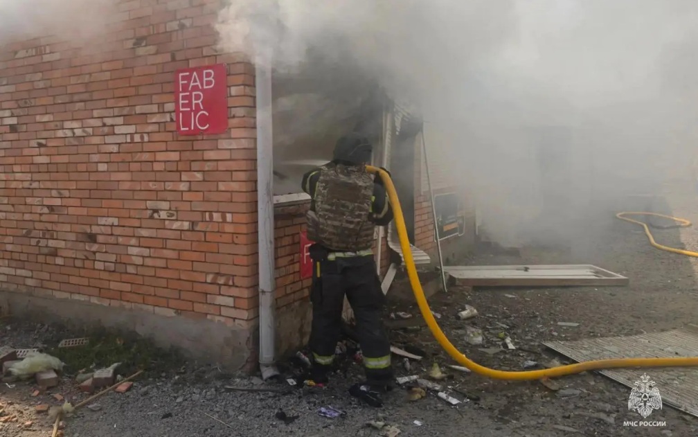 В Запорожской области потушили пожар на рынке после атаки дрона