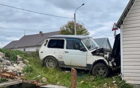 В Карелии водитель авто насмерть сбил пешехода и съехал в кювет