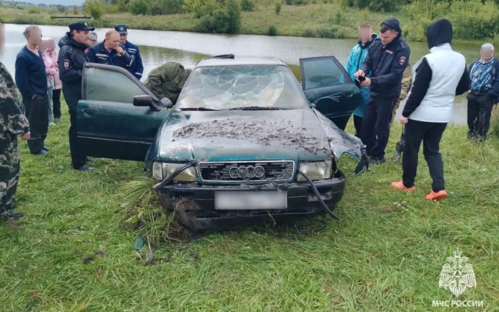 В Нижегородской области из воды извлекли автомобиль с телом мужчины