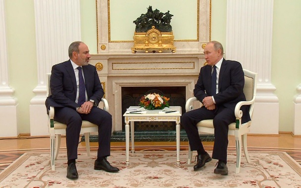 Ушаков рассказал, что Путин намерен обсудить с Пашиняном на ШОС