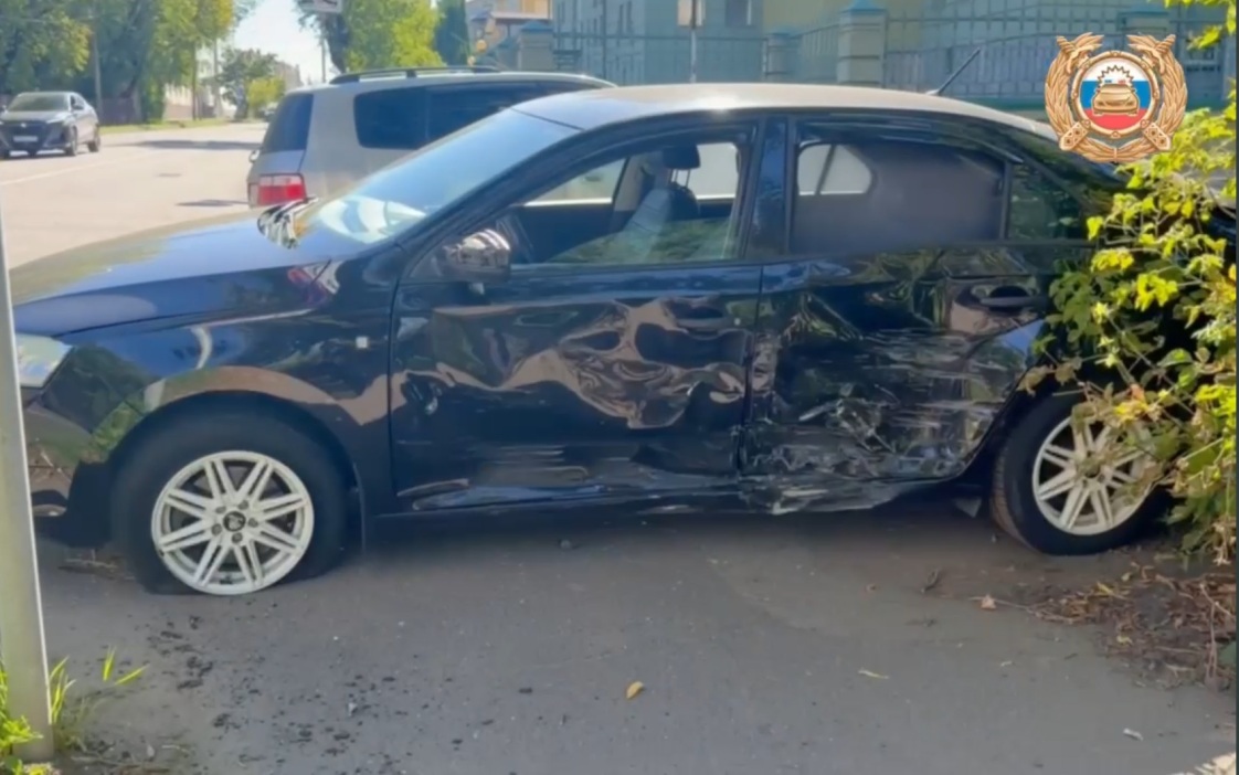 Трое пешеходов пострадали при выезде автомобиля на тротуар в Рыбинске