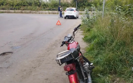Два человека пострадали в Омской области в ДТП мопеда с подростками и легковушки