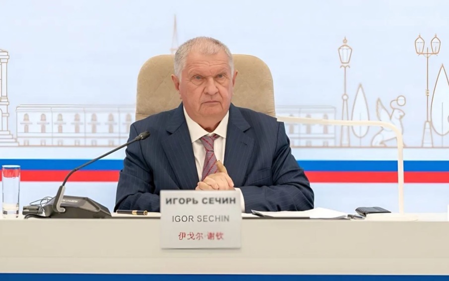 "Роснефть" поддерживает стабильные цены на топливо в России, заявил Сечин