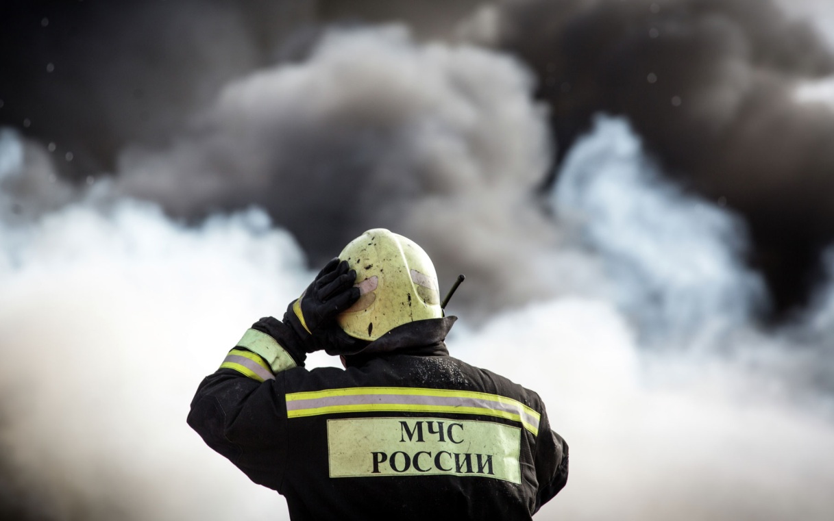 МЧС: пожарные эвакуировали людей из горящей трехкомнатной квартиры в Петербурге