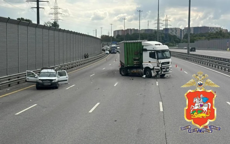 "Камаз" снес легковой автомобиль на трассе в Люберцах, погиб человек