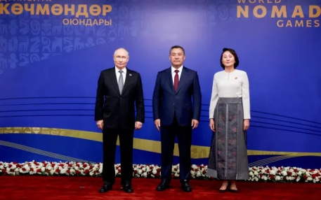Путин подарил букет цветов первой леди Киргизии