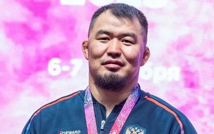 Борец из Тувы назвал честью быть знаменосцем РФ на Играх кочевников