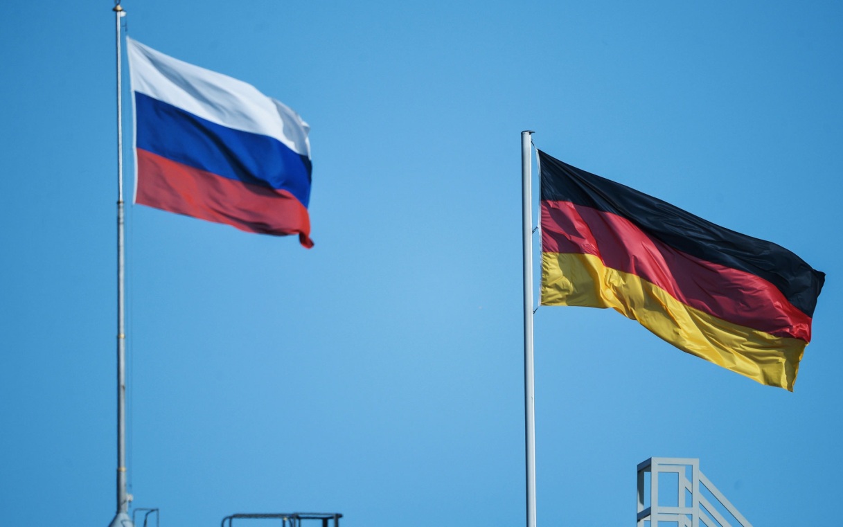 Сотрудников генконсульства РФ и Русского дома обязали покинуть Германию