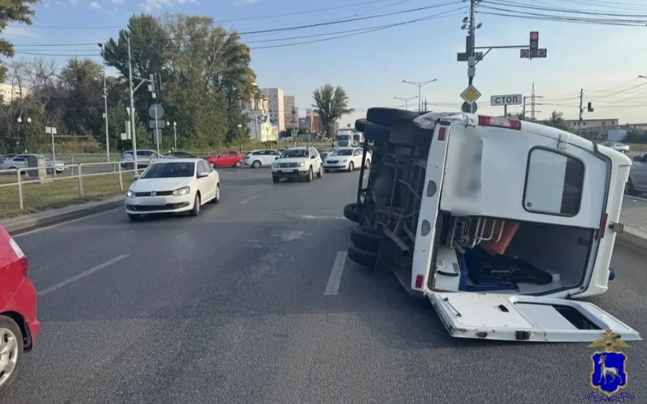 Машина скорой перевернулась на бок в результате ДТП в Самаре