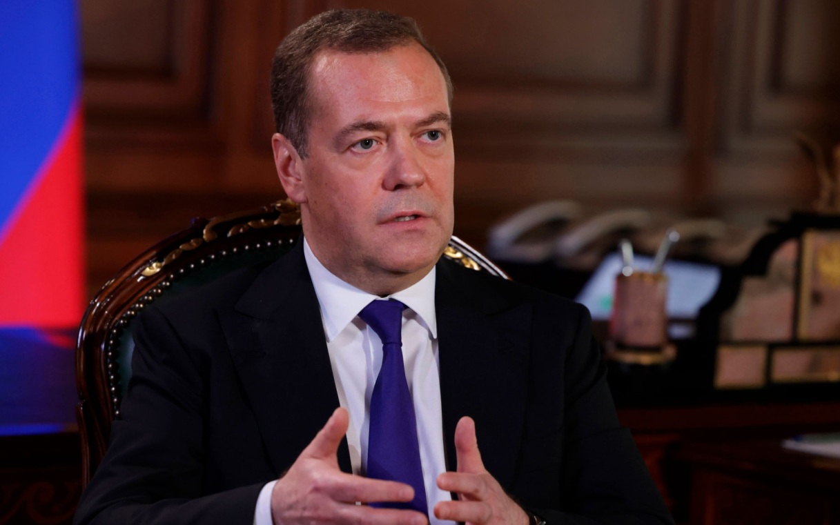 Медведев призвал власти Германии одуматься" и не идти на конфликт с Россией