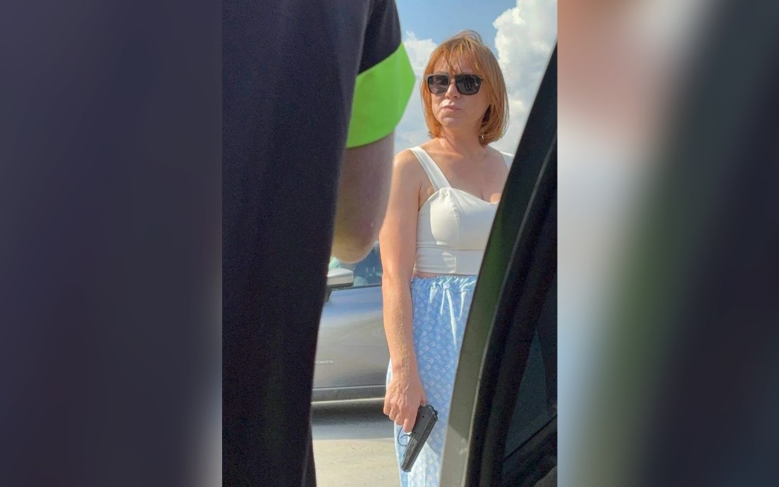 Жительница Урала пришла в очередь на АЗС с пистолетом и стала героиней мемов