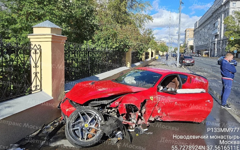 В центре Москвы произошло ДТП с красной Ferrari
