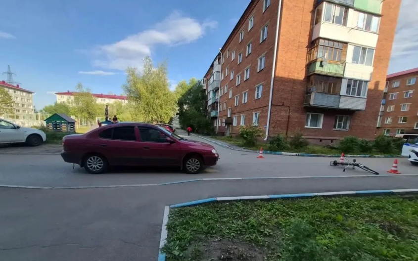 Во дворе дома в Омске 65-летний водитель сбил двух детей на велосипеде