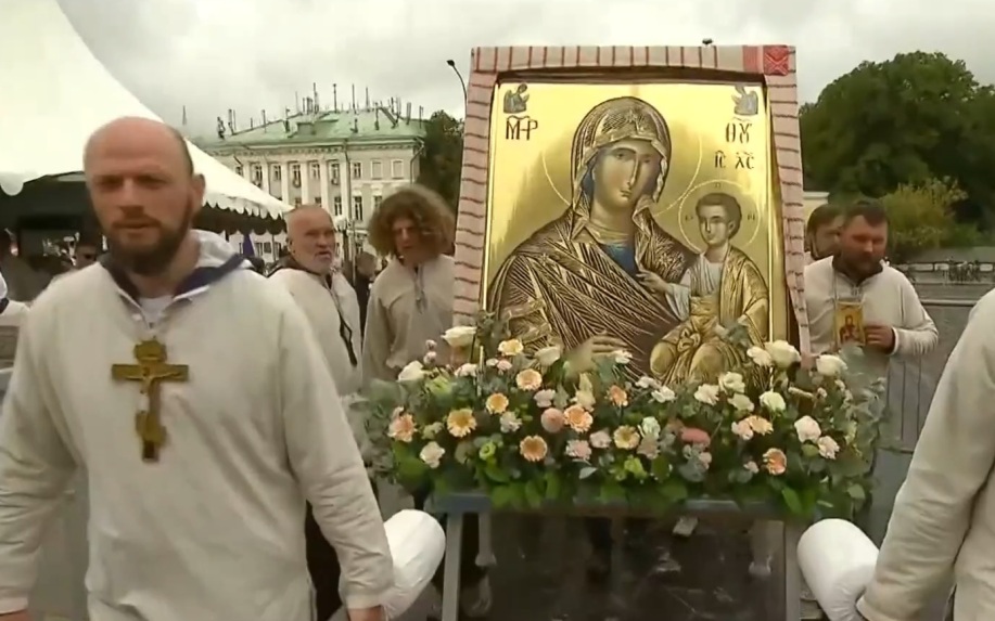 Около 100 тысяч человек приняли участие в крестном ходе в Москве