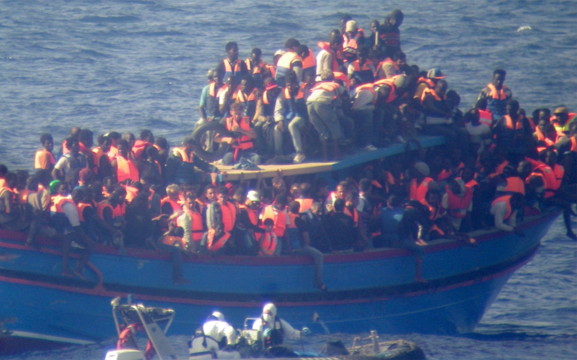 Sky News: Британия перехватила лодку со 140 нелегальными мигрантами