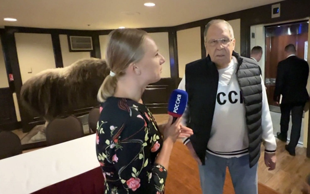 Лавров объяснил, почему надел свитер "СССР" перед переговорами в Анкоридже