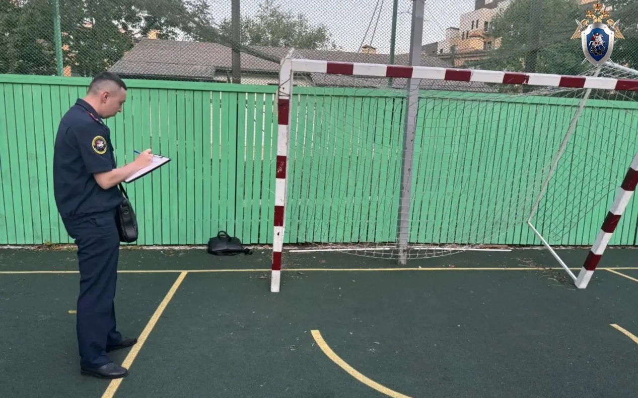 Мальчик получил травмы от упавших футбольных ворот на площадке во Владивостоке