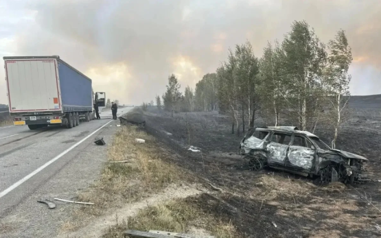 Под Челябинском в легковушку въехала фура, один погибший и двое пострадавших