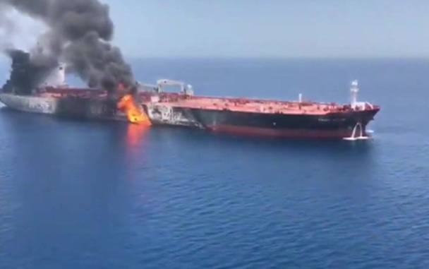 США нанесли удар по второму иранскому нефтяному танкеру у острова Джаск