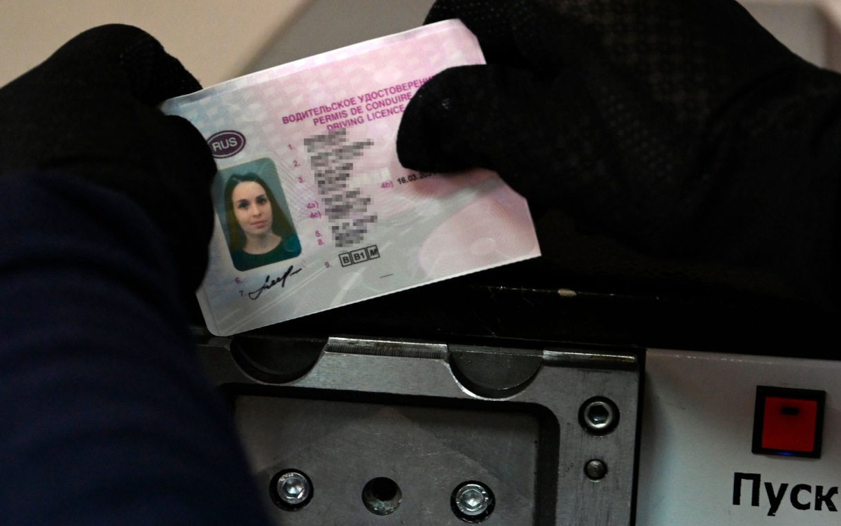 Россиянам рассказали, нужно ли менять права при смене паспорта по возрасту