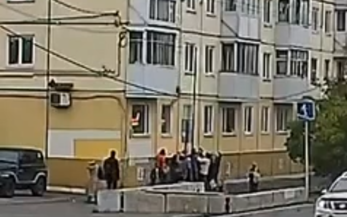 В Мурманске рабочие поймали на одеяло ребенка, выпрыгнувшего из горящей квартиры