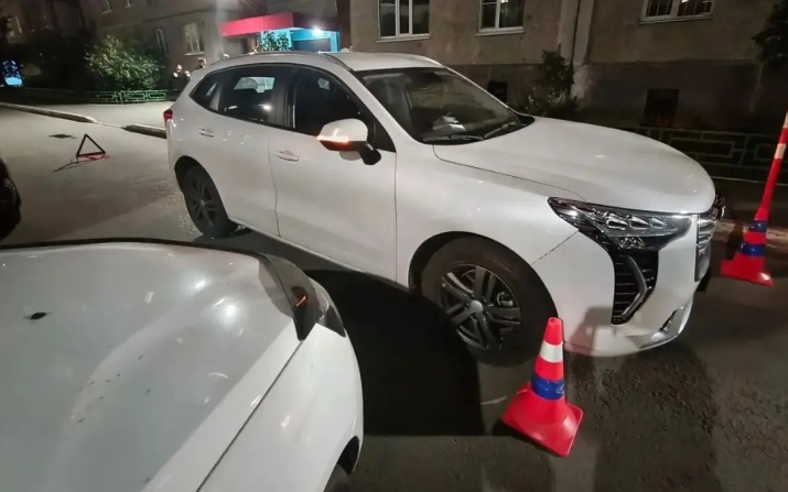 В Тюмени водитель без прав сбил ребенка во дворе дома