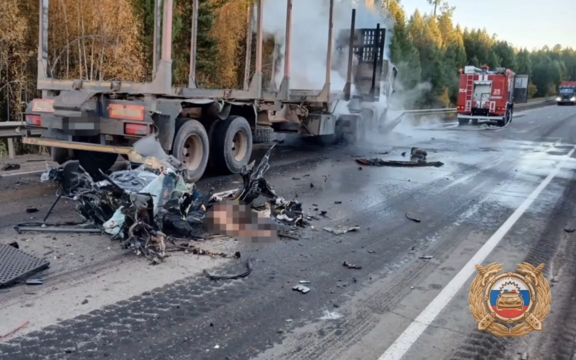Два человека погибли в ДТП с фурой в Иркутской области