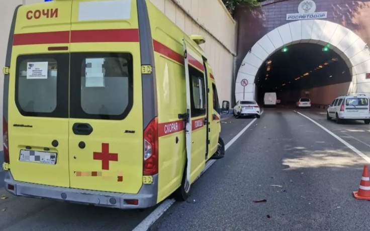 В Сочи перед въездом в тоннель произошло ДТП с участием 3 транспортных средств