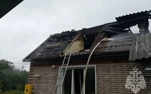 В Ленобласти произошел пожар в частном доме, один человек погиб и один пострадал