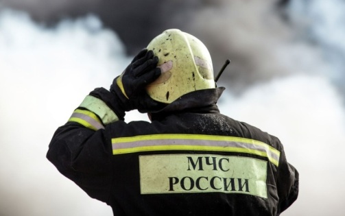 В Москве загорелся припаркованный грузовой автомобиль