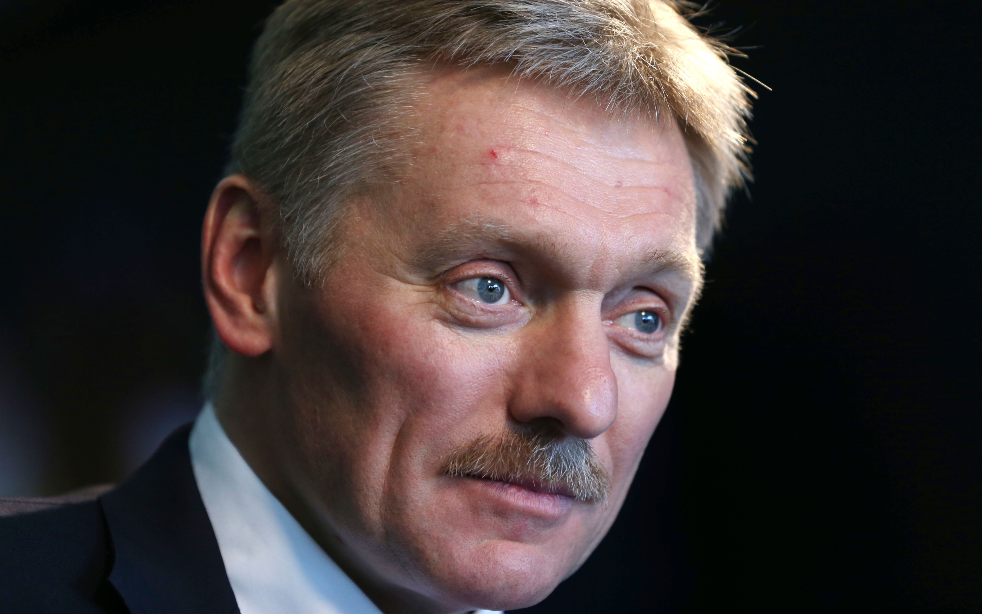 Песков отметил, что любые страны могут внести вклад в урегулирование на Украине