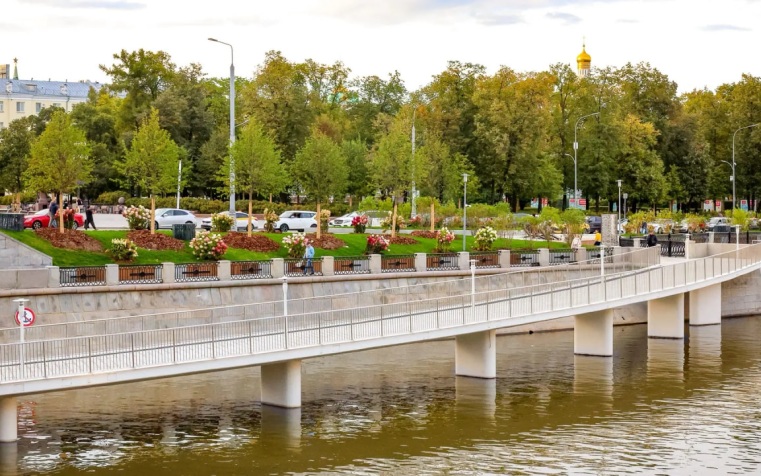 Собянин открыл новый пешеходный мост на Болотной набережной в Москве