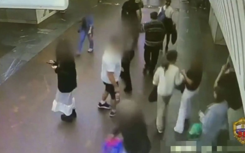 Мужчина напал на подростка в метро Москвы из-за самоката