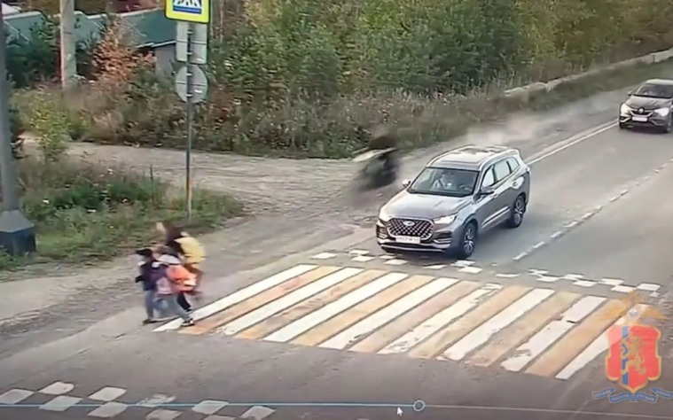 В Красноярском крае 16-летний мотоциклист сбил 7-летнюю девочку